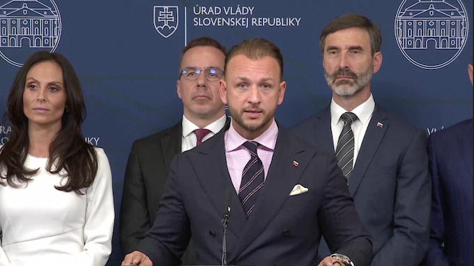 Bộ trưởng Nội vụ Slovakia Matus Sutaj Estok phát biểu trong cuộc họp báo ngày 16/5/2024. Ảnh cắt từ clip của Reuters Bộ trưởng Nội vụ Slovakia Matus Sutaj Estok phát biểu trong cuộc họp báo ngày 16/5/2024. Ảnh cắt từ clip của Reuters