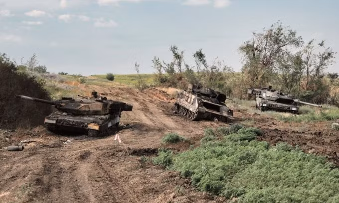 Xe tăng Leopard 2A6 và thiết giáp Bradley của Ukraine bị bỏ lại sau trận đánh ở Zaporizhzhia hồi tháng 6/2023. Ảnh: Twitter/AndreiBtvt