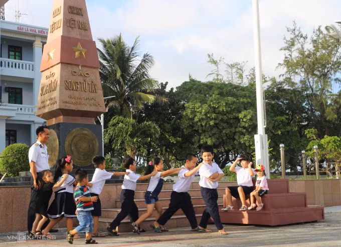 Học trò ở xã đảo Song Tử Tây, huyện đảo Trường Sa (Khánh Hòa), mùa xuân năm 2018. Ảnh: Bảo Nam