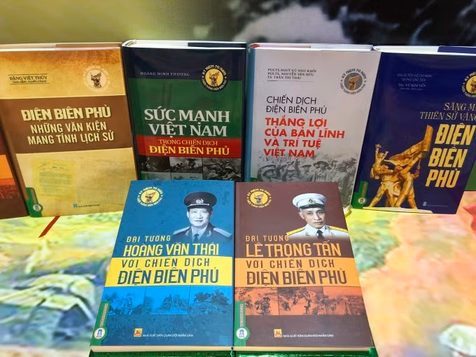 Hơn 30 ấn phẩm do Nhà xuất bản Quân đội Nhân dân phát hành, trong đó có 17 cuốn được liên kết xuất bản với Vietnambook. Các tác phẩm ra mắt dịp kỷ niệm 70 năm chiến thắng Điện Biên Phủ, đồng thời hưởng ứng Ngày Sách và Văn hóa đọc Việt Nam lần thứ ba. Ảnh: Phương Linh