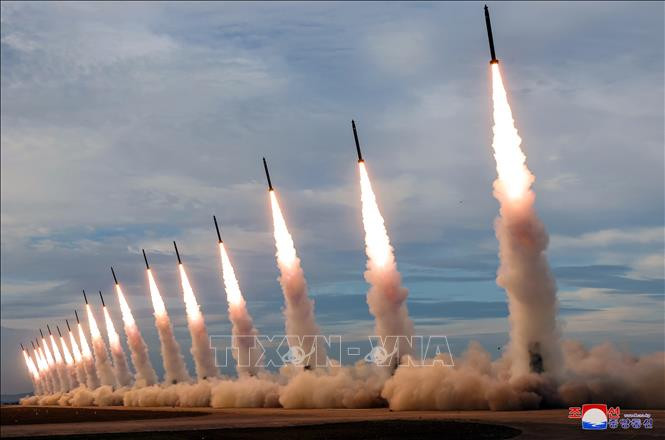 Cuộc tập trận sử dụng bệ phóng tên lửa đa nòng siêu lớn của lực lượng pháo binh Triều Tiên ngày 30/5/2024. Ảnh: KCNA/TTXVN