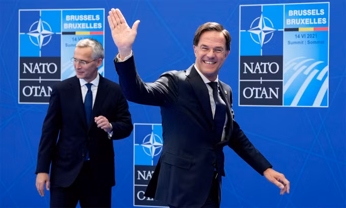 Ông Mark Rutte (phải) và ông Jens Stoltenberg (trái) tại trụ sở NATO tháng 6/2021. Ảnh: AP