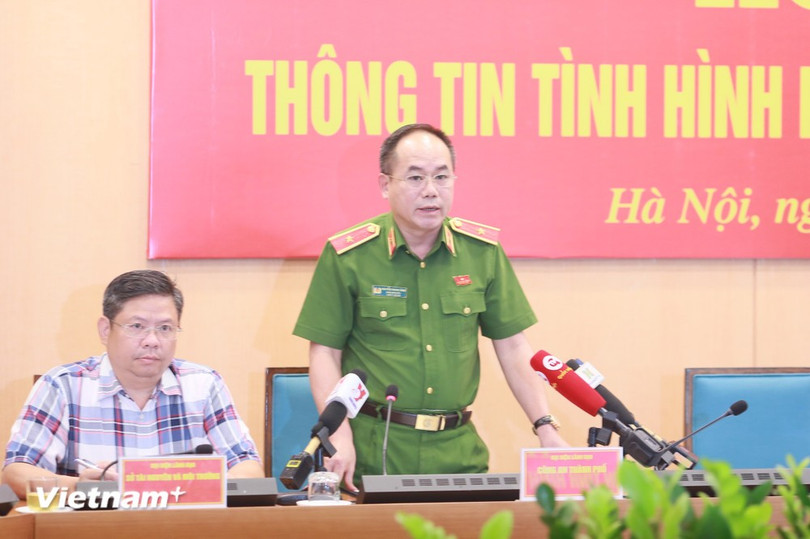 Ông Nguyễn Thanh Tùng, Phó Giám đốc Công an Thành phố Hà Nội thông tin về vụ cháy tại ngõ 43, Trung Kính. (Ảnh: Xuân Quảng/Vietnam+)