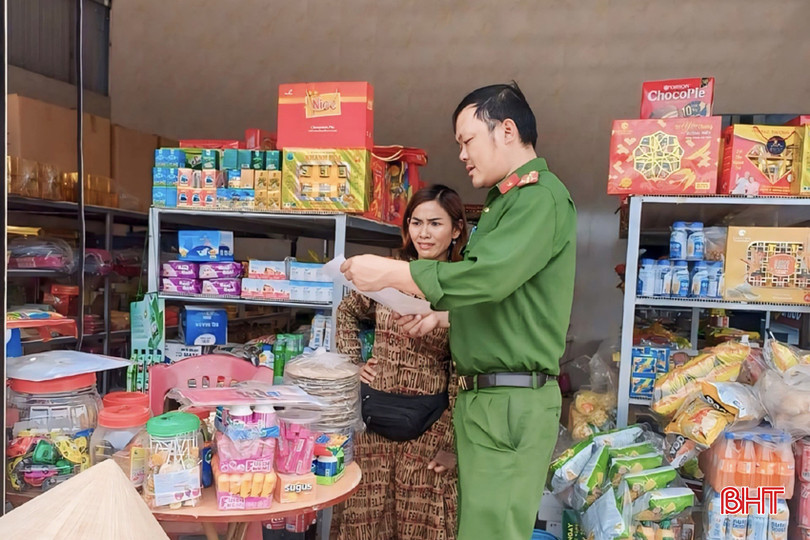Đại úy Bùi Quang Tú trực tiếp tuyên truyền, phát cảnh báo đến tận tay người dân trên địa bàn. 678.jpg
