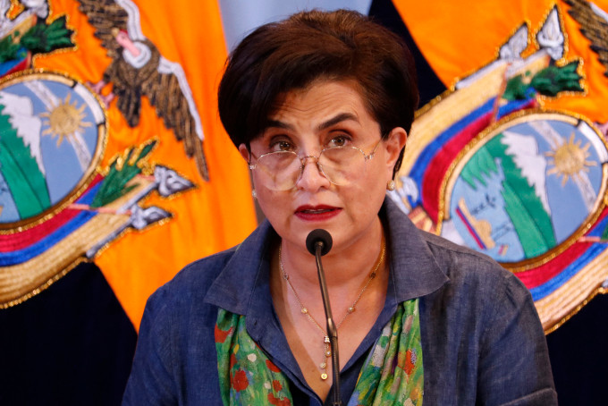 Ngoại trưởng Ecuador Gabriela Sommerfeld tại cuộc họp báo ở Quito ngày 6/4. Ảnh: AFP