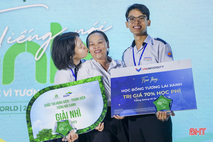 Đội Mầm Chồi Lá (THPT chuyên Lương Văn Chánh, Phú Yên) chia sẻ niềm vui với cô giáo chủ nhiệm Vũ Mai Vy khi được trao giải Nhì ở bảng tiếng Việt cuộc thi Tiếng nói Xanh. 11.jpeg