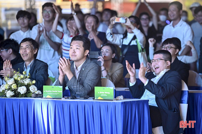 Tiến sĩ Brian Wong và các thành viên Hội đồng Giám khảo vui mừng trước chiến thắng thuyết phục của các đội thi. 22.jpeg