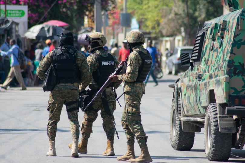 Cảnh sát siết chặt an ninh tại Port-au-Prince, Haiti ngày 9/3/2024. (Ảnh: AFP/TTXVN) Cảnh sát siết chặt an ninh tại Port-au-Prince, Haiti ngày 9/3/2024. (Ảnh: AFP/TTXVN)