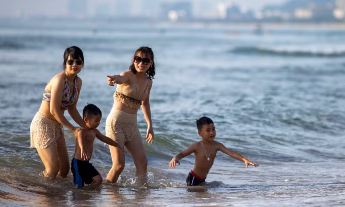 Khách du lịch tắm biển Đà Nẵng. Ảnh: Nguyễn Đông