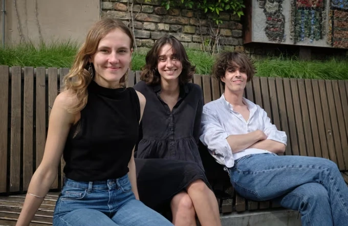 Từ trái qua phải là Simona Jurkuvenaite, Karolina Motiejunaite và Gantas Bendikas tại Vilnius, thủ đô Litva. Ảnh: Guardian