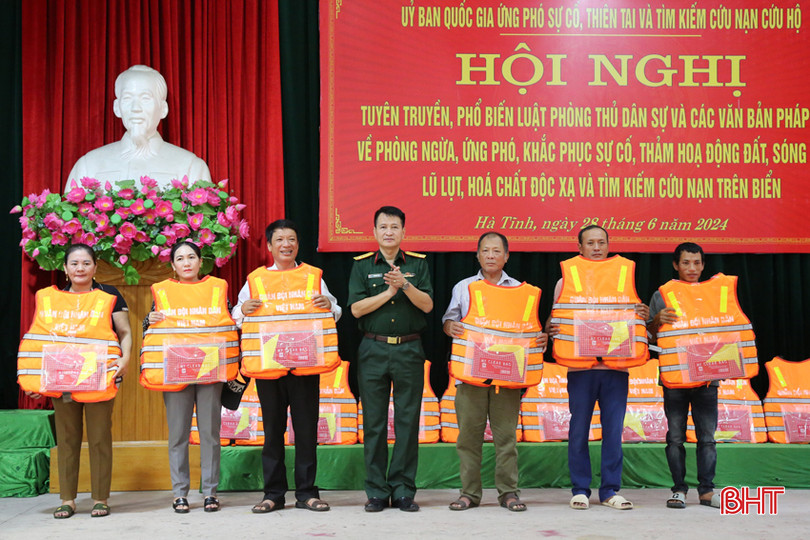 Đại tá Phạm Hải Châu - Phó Chánh văn phòng Ủy ban Quốc gia ứng phó sự cố thiên tai và tìm kiếm cứu hộ, cứu nạn, Phó Cục trưởng Cục Cứu hộ, cứu nạn, Bộ Tổng tham mưu (Bộ Quốc Phòng) trao quà cho người dân. 1 (15).jpg