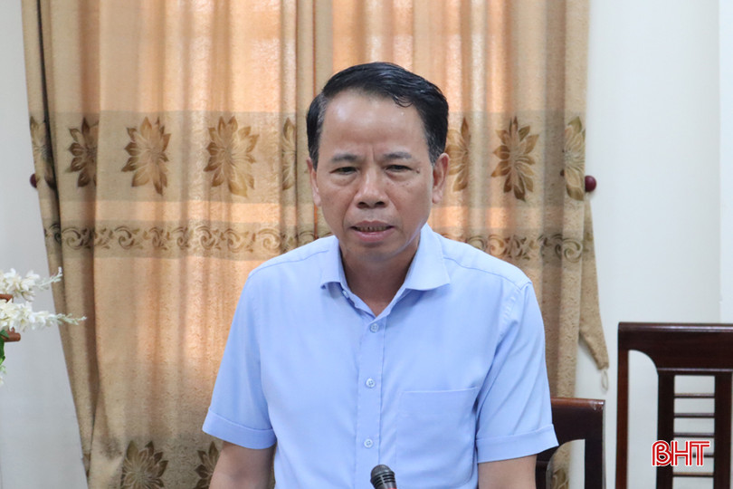 Giám đốc Sở Nội vụ Lê Minh Đạo báo cáo các nội dung trình Kỳ họp thứ 20, HĐND tỉnh khóa XVIII. IMG_4782.JPG