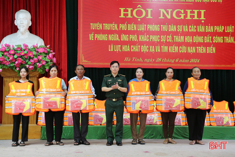 Đại tá Nguyễn Ngọc Nguyên – Phó Chỉ huy trưởng, Tham mưu trưởng BĐBP Hà Tĩnh trao quà cho người dân. 2 (15).jpeg