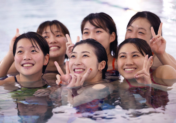 Đội tuyển bơi Nhật Bản cười trước ống kính trong buổi luyện tập ở Setagaya, Tokyo, năm 2020. Ảnh: AFP Đội tuyển bơi Nhật Bản cười trước ống kính trong buổi luyện tập ở Setagaya, Tokyo, năm 2020. Ảnh: AFP
