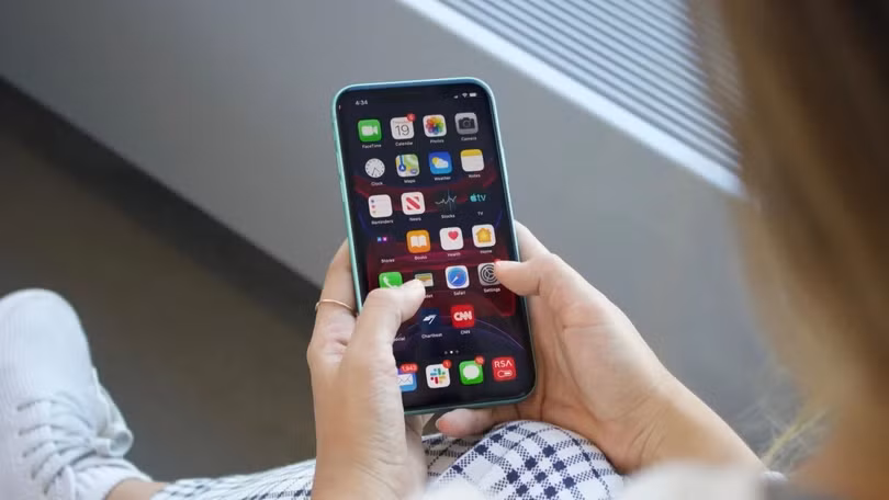 iPhone 11 dần lỗi thời với thiết kế kiểu cũ, màn hình HD. Ảnh: CNN.