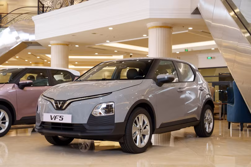 Chủ xe VF5 Plus và các mẫu xe điện khác cùng thương hiệu đang được ưu đãi sạc miễn phí tại các trụ sạc công cộng V-GREEN. Ảnh: VinFast.