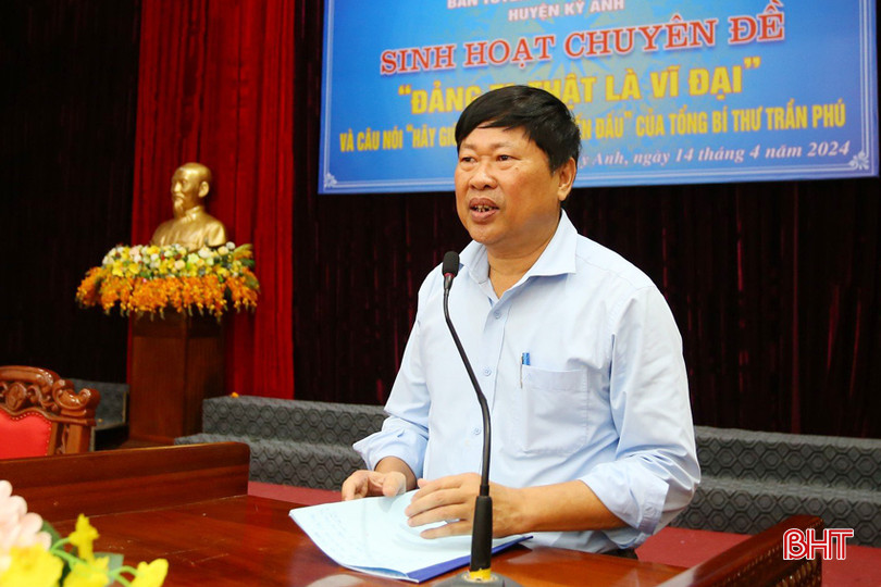 Trưởng ban Tuyên giáo Huyện ủy Lê Văn Trọng trao đổi, làm rõ thêm nội dung chuyên đề sinh hoạt. KA2.jpg