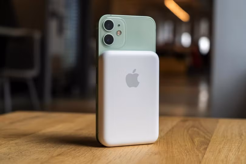 Kéo dài tuổi thọ pin sẽ giúp cả thiện độ bền điện thoại. Ảnh: The Verge.