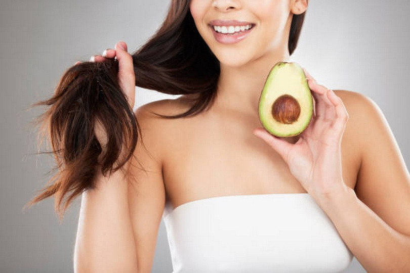 Các vitamin dồi dào trong quả bơ còn giúp làm đẹp da và tóc hiệu quả. (Ảnh: iStock) Các vitamin dồi dào trong quả bơ còn giúp làm đẹp da và tóc hiệu quả. (Ảnh: iStock)