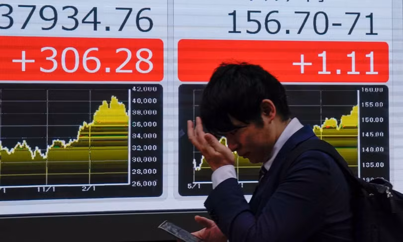 Màn hình hiển thị tỷ giá hối đoái giữa đồng yen Nhật và USD khi giá trị đồng tiền này giảm. Ảnh: EPA