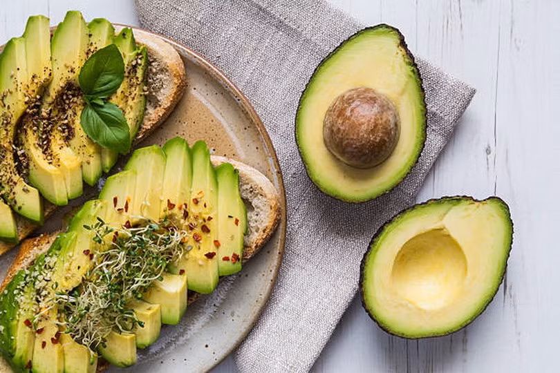 Bơ có thể được chế biến thành nhiều món ăn hấp dẫn trong chế độ ăn lành mạnh. (Ảnh: iStock)