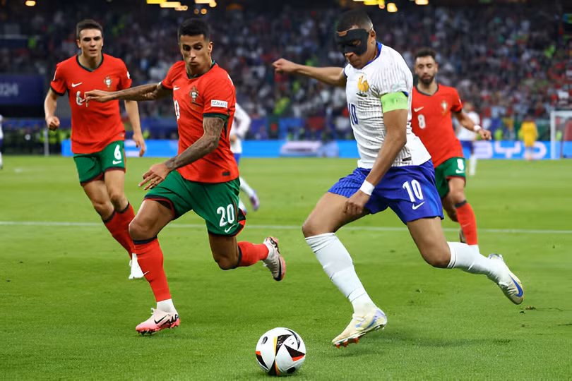 Mbappe và Ronaldo chưa có khoảng trống để dứt điểm.