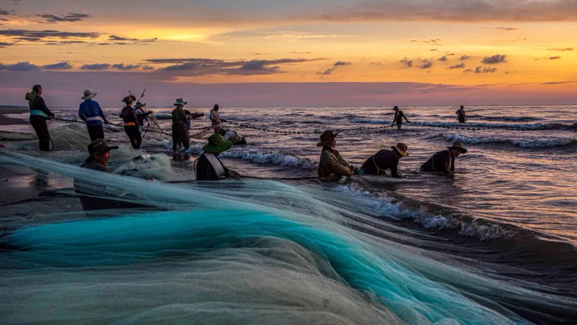 Kỹ thuật đánh bắt cá bằng lưới rùng không chỉ là một phương thức sinh kế mà còn là một nét độc đáo trong văn hóa đánh bắt của ngư dân Cương Gián (Nghi Xuân - Hà Tĩnh). Nó thể hiện sự sáng tạo, kinh nghiệm và sự gắn bó sâu sắc của con người với biển. Hình ảnh những chiếc thuyền thúng chở lưới rùng ra khơi trong bình minh là biểu tượng cho tinh thần cần cù, chịu khó và ý chí kiên cường của người dân nơi đây.