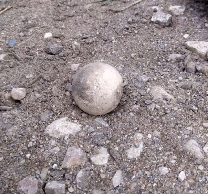 Quả đạn con được cho là thuộc tên lửa ATACMS do Thống đốc Crimea đăng ngày 30/4. Ảnh: Telegram/Sergei Aksyonov