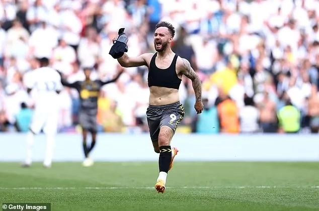 Tiền đạo Adam Armstrong cởi áo ăn mừng sớm. Tiền đạo Adam Armstrong cởi áo ăn mừng sớm.