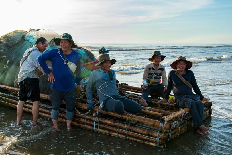 Niềm vui hiện rõ trên khuôn mặt của mỗi ngư dân, trong ánh mắt lấp lánh niềm hạnh phúc.