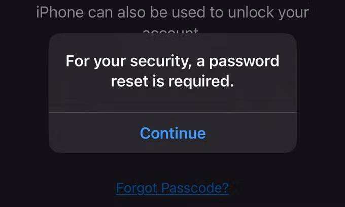 Thông báo đặt lại mật khẩu trên một chiếc iPhone. Ảnh: X/FiveOhFour