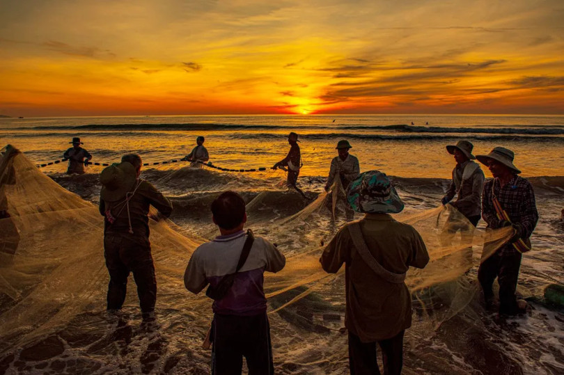Lưới rùng không chỉ mang lại thành quả về kinh tế mà còn vun đắp cho tình làng nghĩa xóm, gắn kết cộng đồng. Sau mỗi mẻ lưới, họ cùng nhau chia sẻ thành quả. Những đứa trẻ háo hức chờ đợi mẻ cá tươi ngon, phụ nữ chuẩn bị gia vị để chế biến những món ăn thơm ngon từ biển cả.