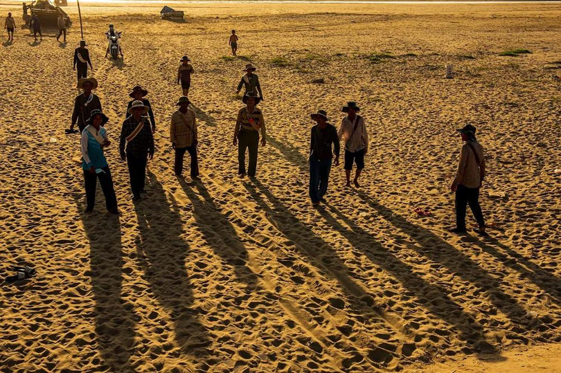 Khi mặt trời đã lên cao, ngư dân trở về nhà, bắt đầu với những công việc thường ngày và tiếp tục nhịp sống trong ngày.