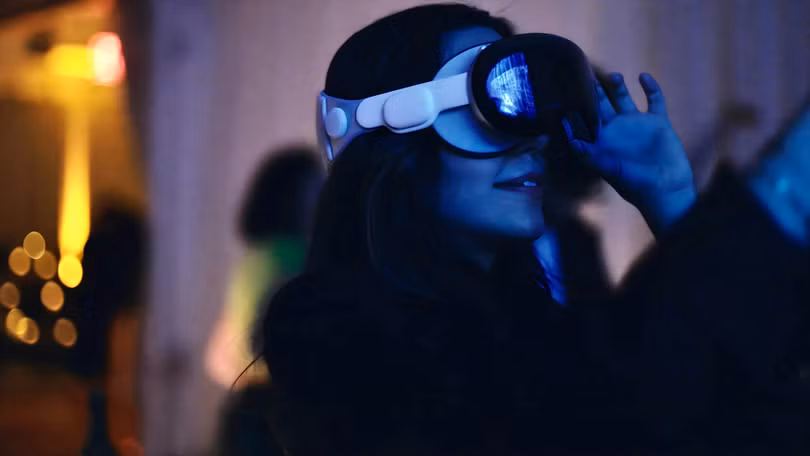 Vision Pro của Apple chỉ ra mắt chưa đầy một tháng, nhưng người dùng đã thử nghiệm đeo bộ kính ở rất nhiều nơi kỳ lạ. Ảnh: SF Standard.