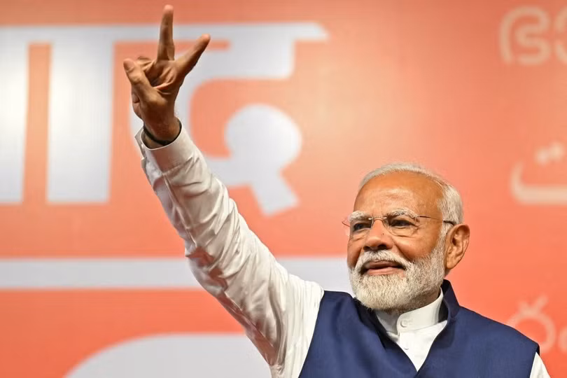 Thủ tướng Ấn Độ Narendra Modi mừng chiến thắng của Liên minh Dân chủ quốc gia (NDA) do đảng Nhân dân Ấn Độ (BJP) đứng đầu, tại New Delhi, ngày 4/6/2024. (Ảnh: AFP/TTXVN)