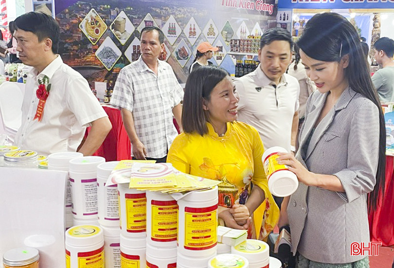 Thông qua các hội chợ thương mại, xúc tiến quảng bá..., sản phẩm OCOP tinh bột nghệ Thu Hằng đã được "chắp cánh" vươn xa. Trong ảnh: Chị Võ Thị Thu Hằng giới thiệu sản phẩm của mình với khách hàng tại Hội chợ triển lãm hàng công nghiệp nông thôn tiêu biểu khu vực phía Bắc năm 2024. 1111.jpg