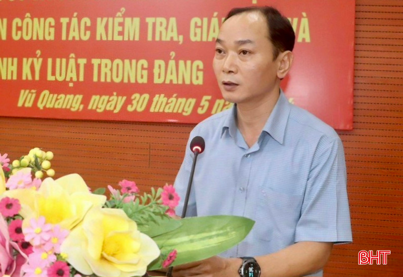 Phó Bí thư Thường trực Huyện ủy Vũ Quang Nguyễn Thiều Quang báo cáo kết quả đạt được thời gian qua. a.jpg