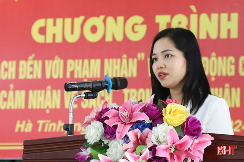 Chị Bùi Thị Hồng Nhung - cán bộ Thư viện tỉnh thuyết trình về sách cho phạm nhân nghe. 67.jpg