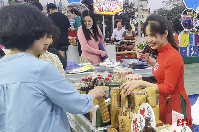 Bên cạnh quảng bá điểm đến, các hội chợ du lịch là cơ hội để doanh nghiệp, cơ sở sản xuất quảng bá sản phẩm OCOP một cách hiệu quả. Trong ảnh: Gian hàng Hà Tĩnh tại Hội chợ Du lịch Quốc tế Việt Nam - VITM tổ chức tại Hà Nội dịp tháng 4/2024. 890.jpg