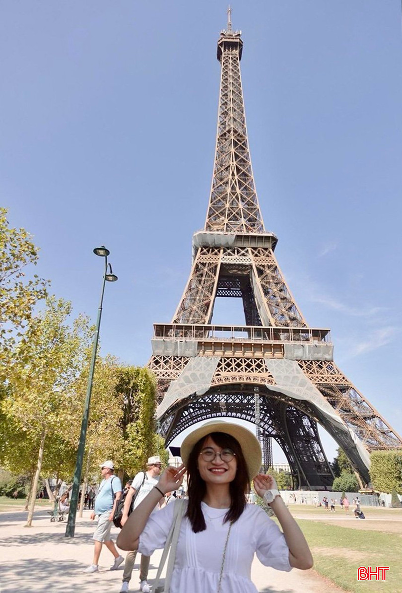 Đỗ Trang chụp cùng tháp Eiffel ở Pháp vào tháng 6/2022. 88888.jpg