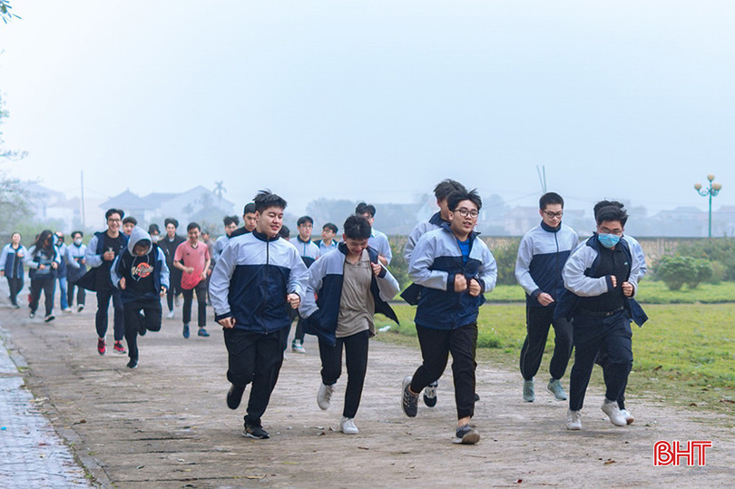 ĐVTN Đoàn trường THPT Chuyên Hà Tĩnh chạy bộ gây quỹ xây dựng nhà văn hóa cộng đồng cho đồng bào dân tộc thiểu số. c.jpg