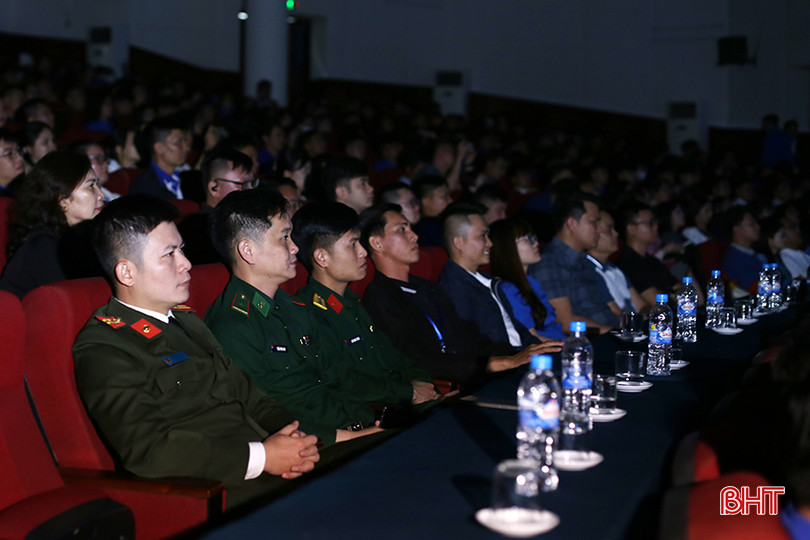 Cán bộ, ĐVTN Hà Tĩnh theo dõi vở kịch. aIMG_9926.jpg