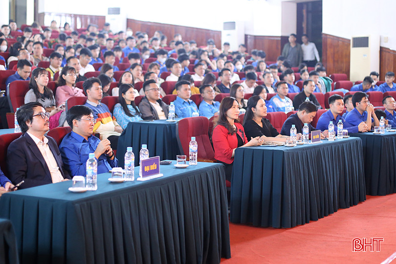 Đại biểu tham dự buổi công diễn. aIMG_9912.jpg