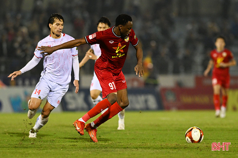 Tiền đạo Diallo là người gỡ hoà cho Hồng Lĩnh Hà Tĩnh. aDSC_2494.jpg