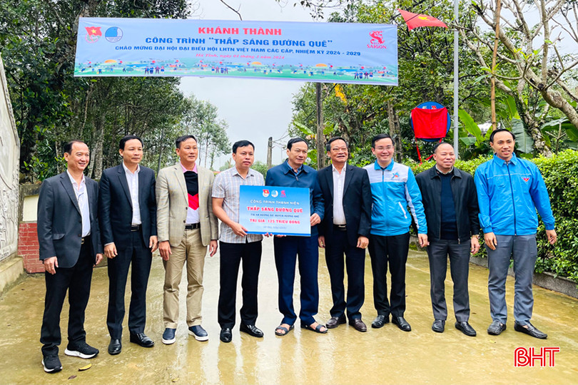 Tỉnh đoàn, Hội LHTN Việt Nam tỉnh phối hợp Trung ương Đoàn, Tổng Công ty SABECO khánh thành công trình thanh niên "Thắp sáng đường quê" tại xã Hương Đô (huyện Hương Khê) trị giá 125 triệu đồng. az5206301143444_dc68c8878e81cd0c5a3abf0218e2388d.jpg