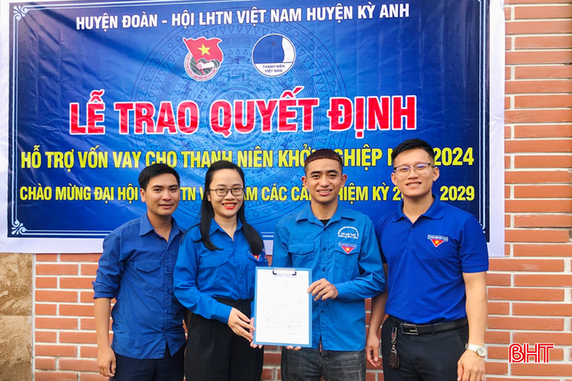 Huyện đoàn Kỳ Anh trao quyết định hỗ trợ vay vốn cho thanh niên khởi nghiệp. ahka.jpg