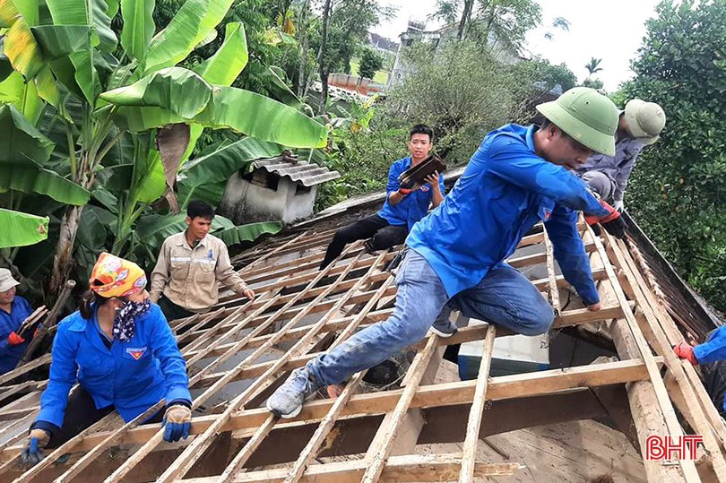 Chỉ với một bàn tay nhưng anh Quế luôn là người gương mẫu đi đầu, nỗ lực trong các hoạt động. aab2e3ee9c2726e2c3763.jpg