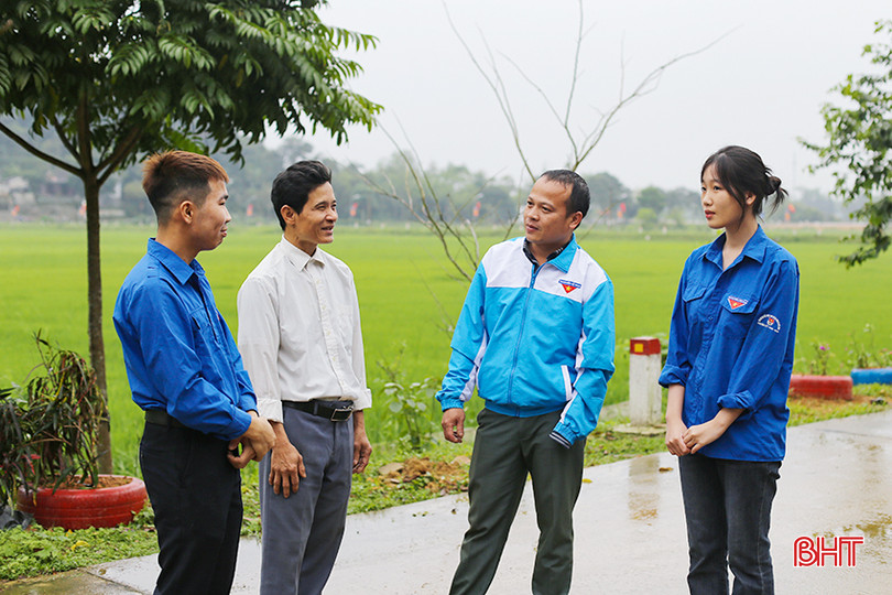 Anh Nguyễn Văn Quế trao đổi cùng cán bộ thôn về phong trào chung tay xây dựng NTM trên địa bàn. aIMG_9784.jpg