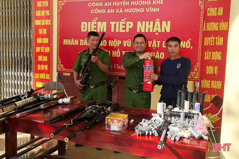 Công an xã Hương Vĩnh (Hương Khê) trao tặng bình chữa cháy khi người dân mang nộp vũ khí, vật liệu nổ. thu-hoi-vu-khi-2.jpg