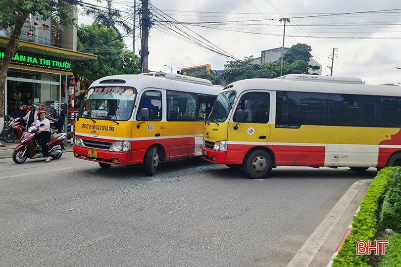 Vụ va chạm giữa xe buýt và xe buýt nhái ở ngã tư giao đường Trần Phú với đường Hải Thượng Lãn Ông, TP Hà Tĩnh xảy ra vào chiều 7/5/2024 khiến 1 nữ hành khách bị thương. xe-buyt.jpg